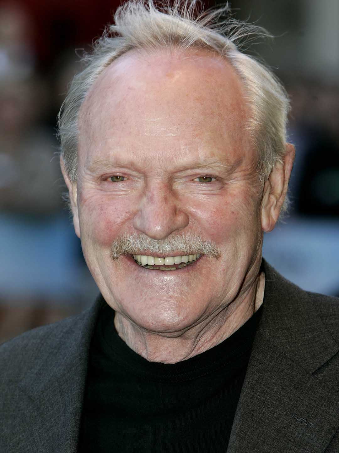 How tall is Julian Glover?